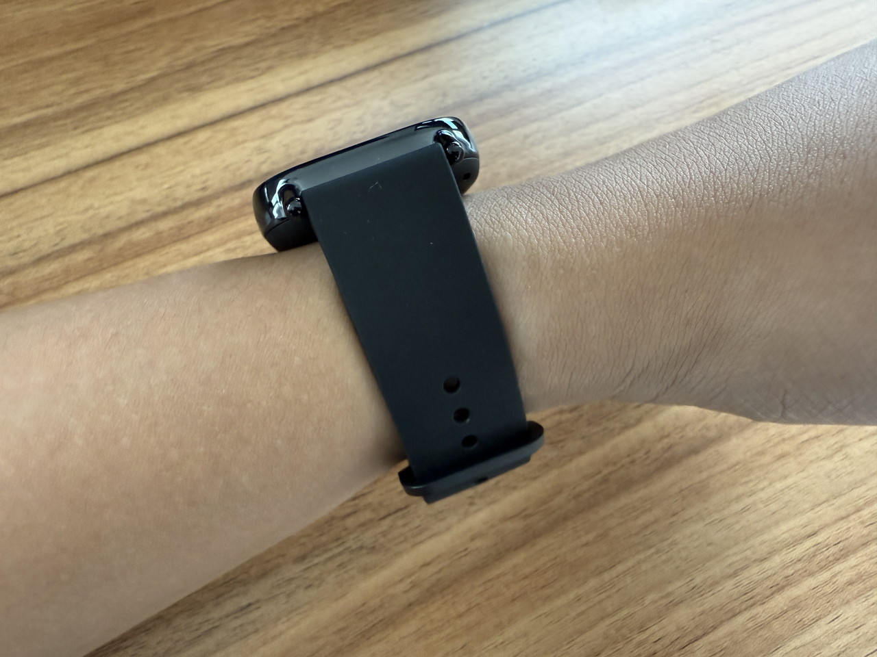 Redmi Watch 5 Liteを装着した様子-真横