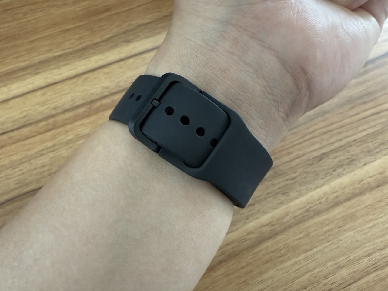 Redmi Watch 5 Liteを装着した様子-裏側