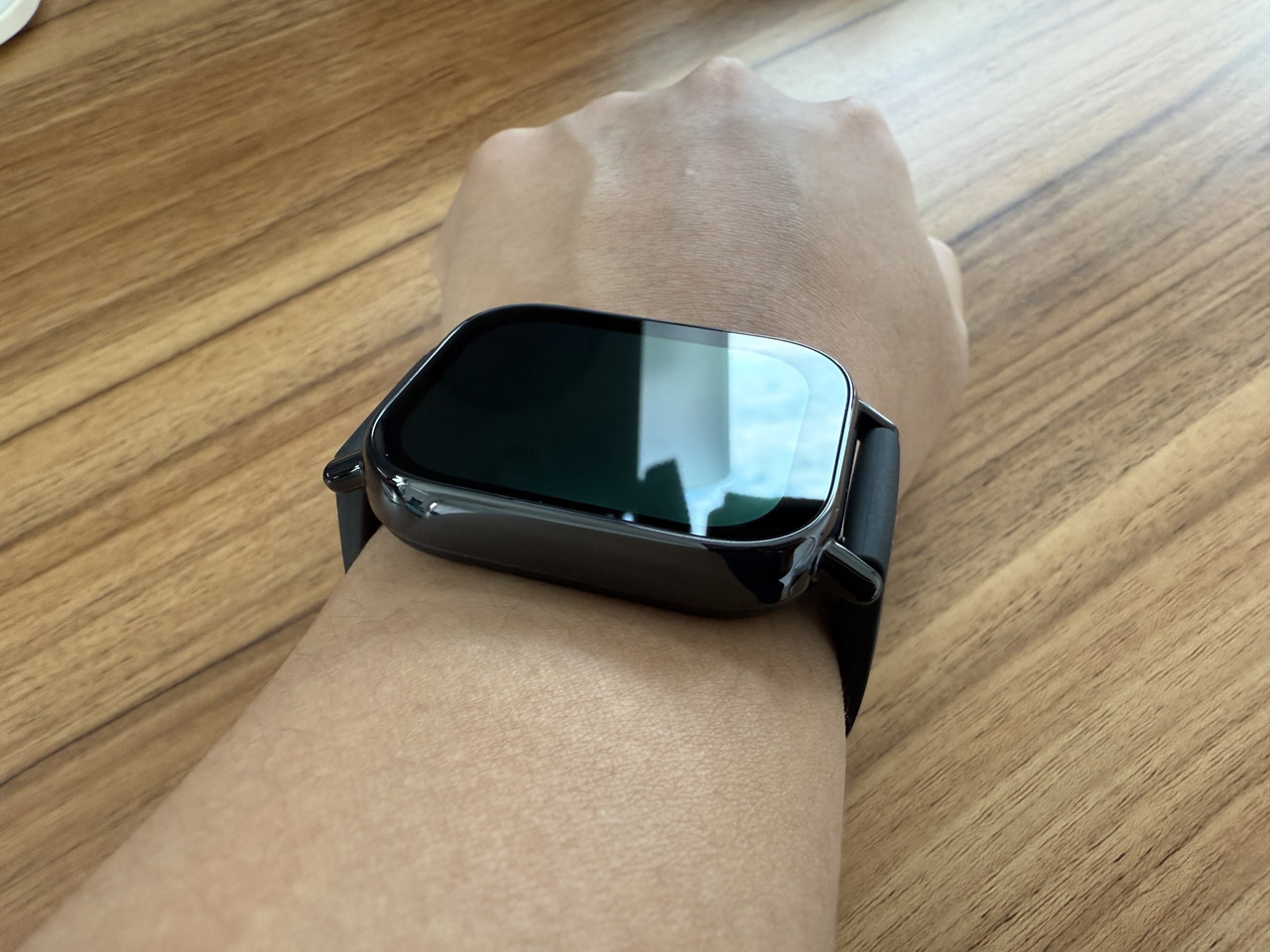 Redmi Watch 5 Liteを装着した様子-手前視点