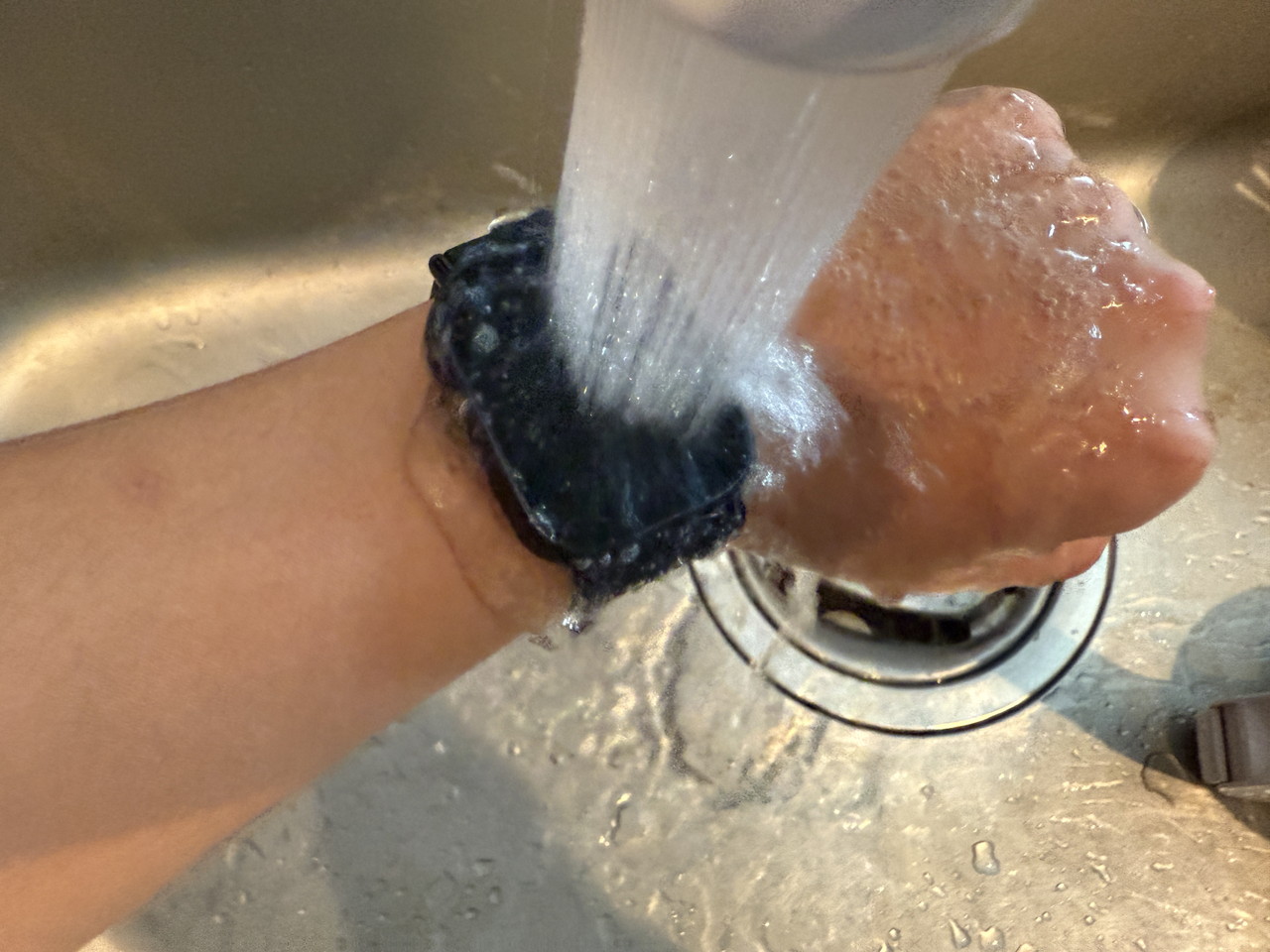 ウォッチに水を浴びせる様子