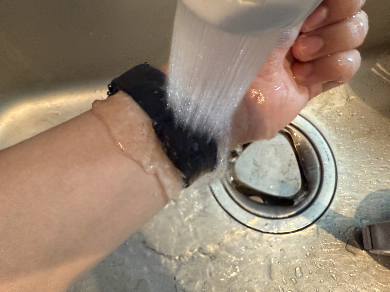 ストラップに水を浴びせる様子