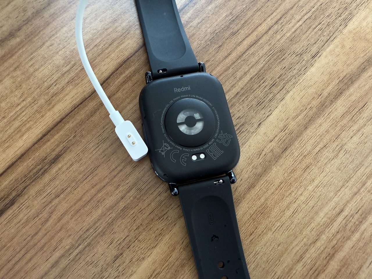 ウォッチ裏面と充電ケーブル