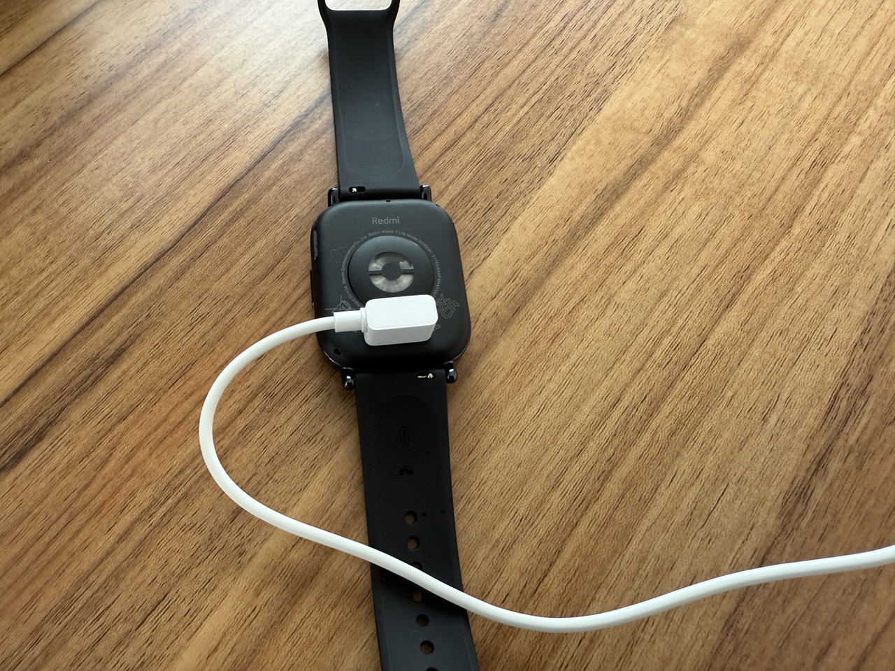 充電ケーブルを接続した様子