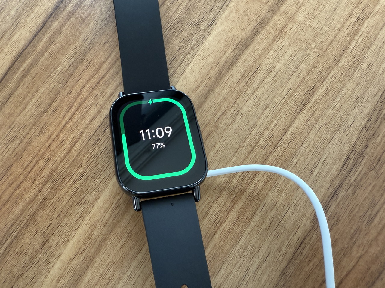 充電中のスマートウォッチ