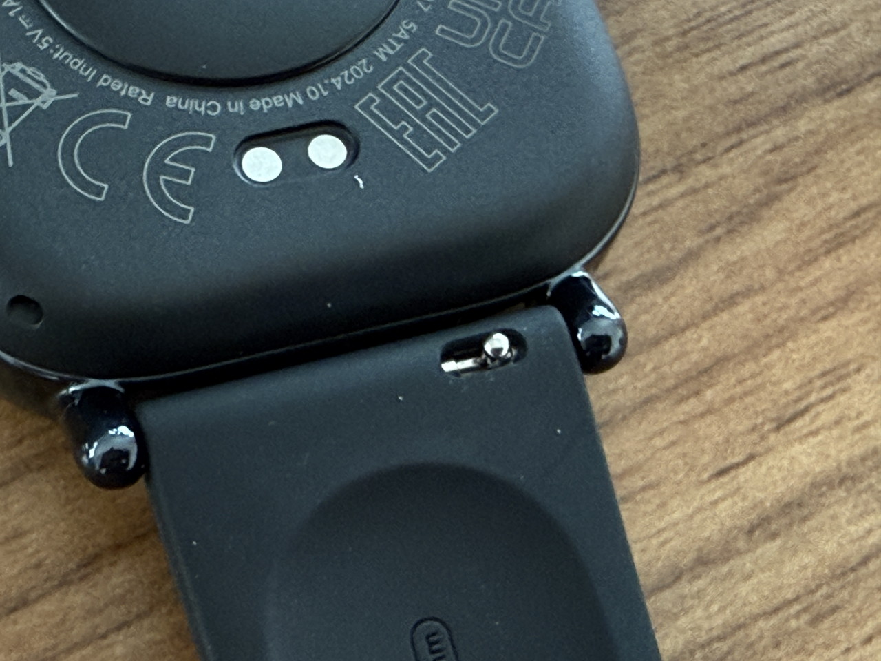 ストラップ根本のレバー