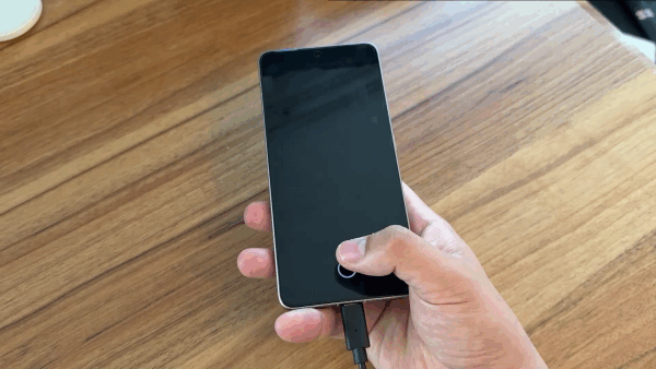 画面内指紋認証を行っている様子