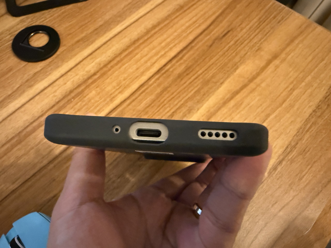 スマホケースを装着した様子-下部