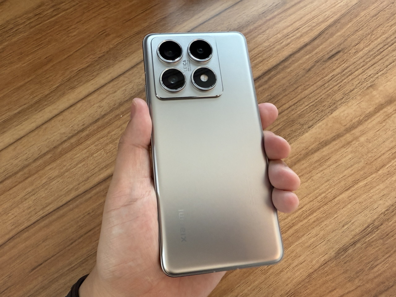 Xiaomi 14T Proを手に持つ様子-背面