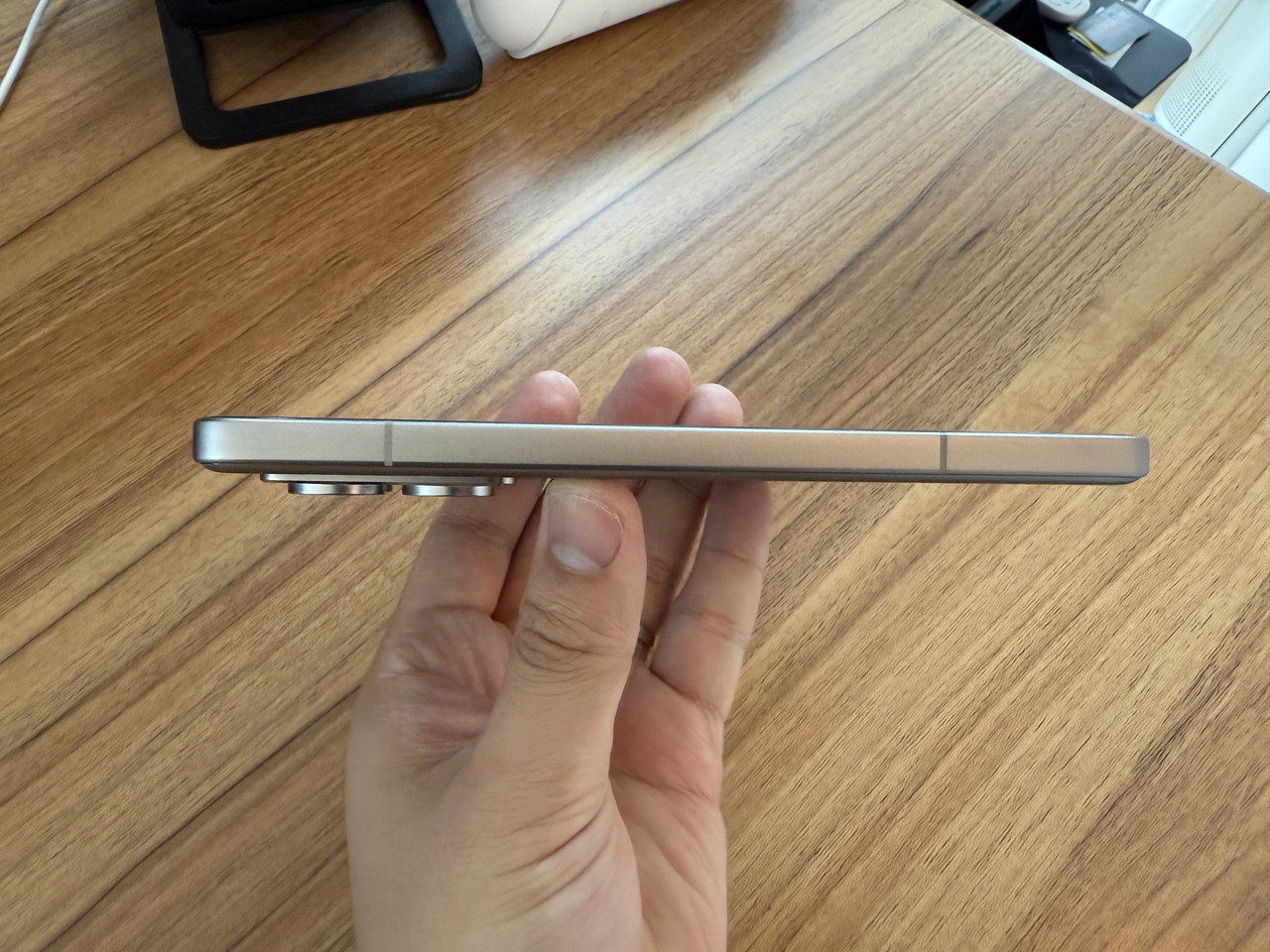 Xiaomi 14T Proを手に持つ様子-側面横向き