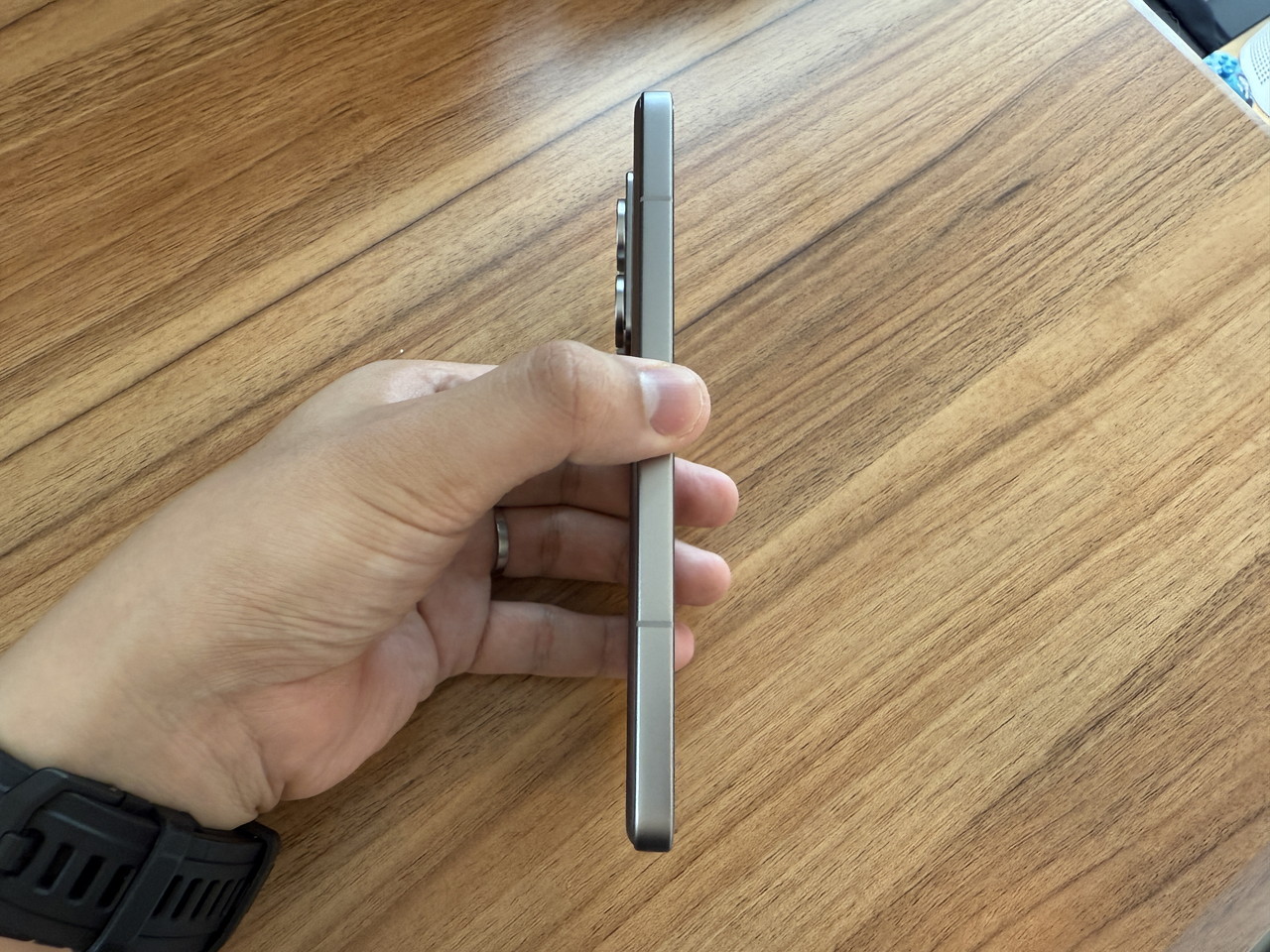 Xiaomi 14T Proを手に持つ様子-側面縦向き