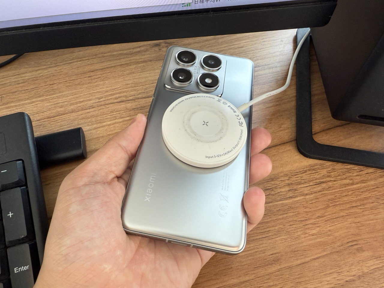 ワイヤレス充電の様子-裏面