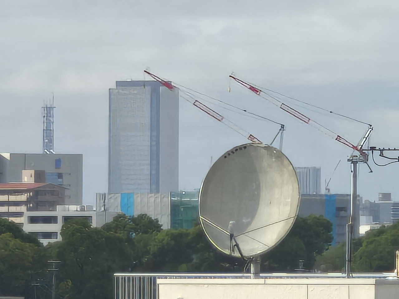 リアカメラで屋外を撮影した写真-30倍