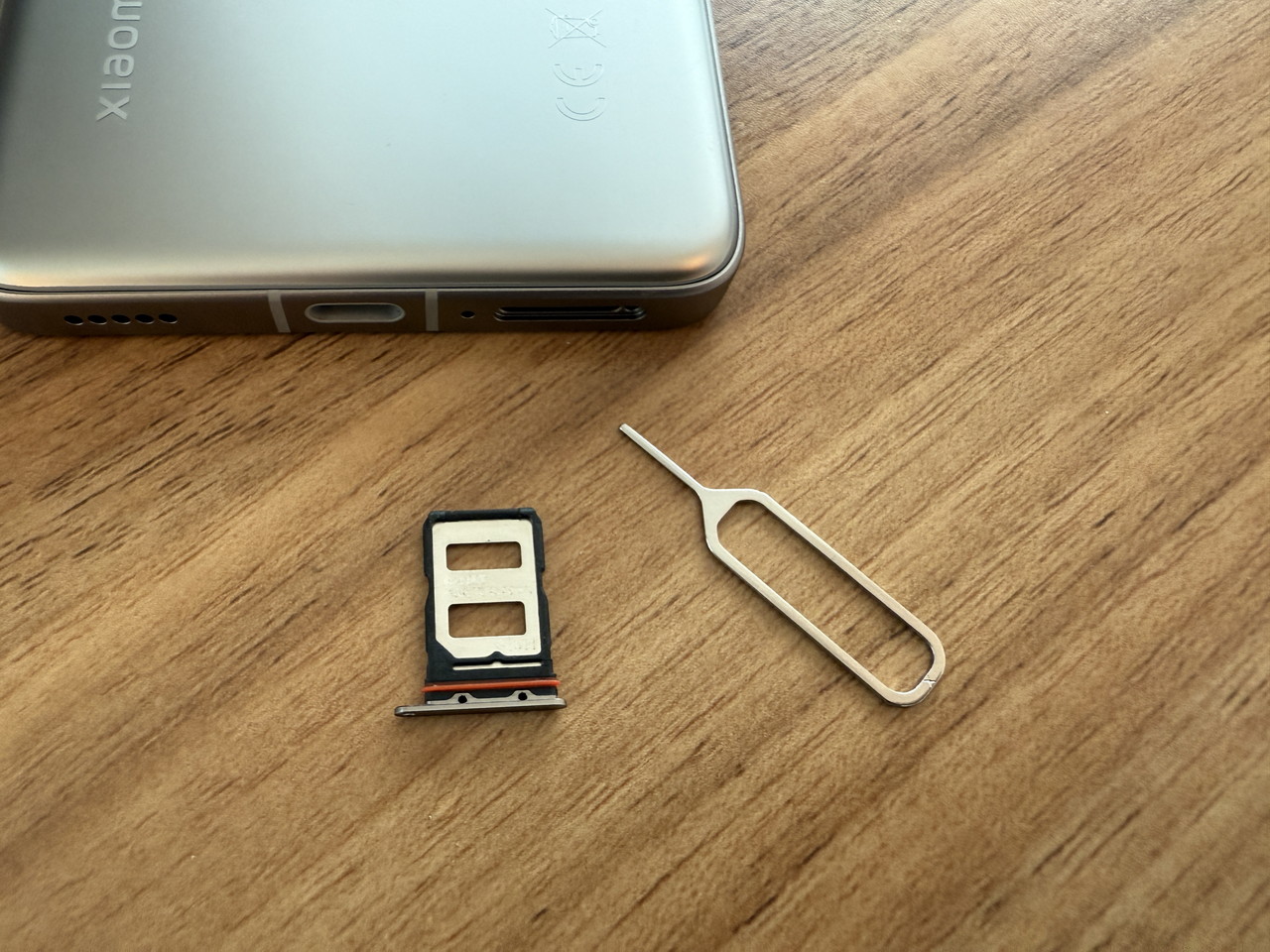 カードスロットを開いた様子