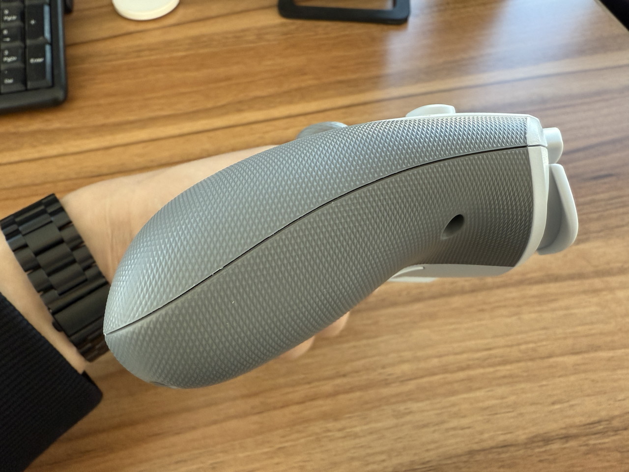 コントローラー本体(TMR版)を手に持つ様子-側面