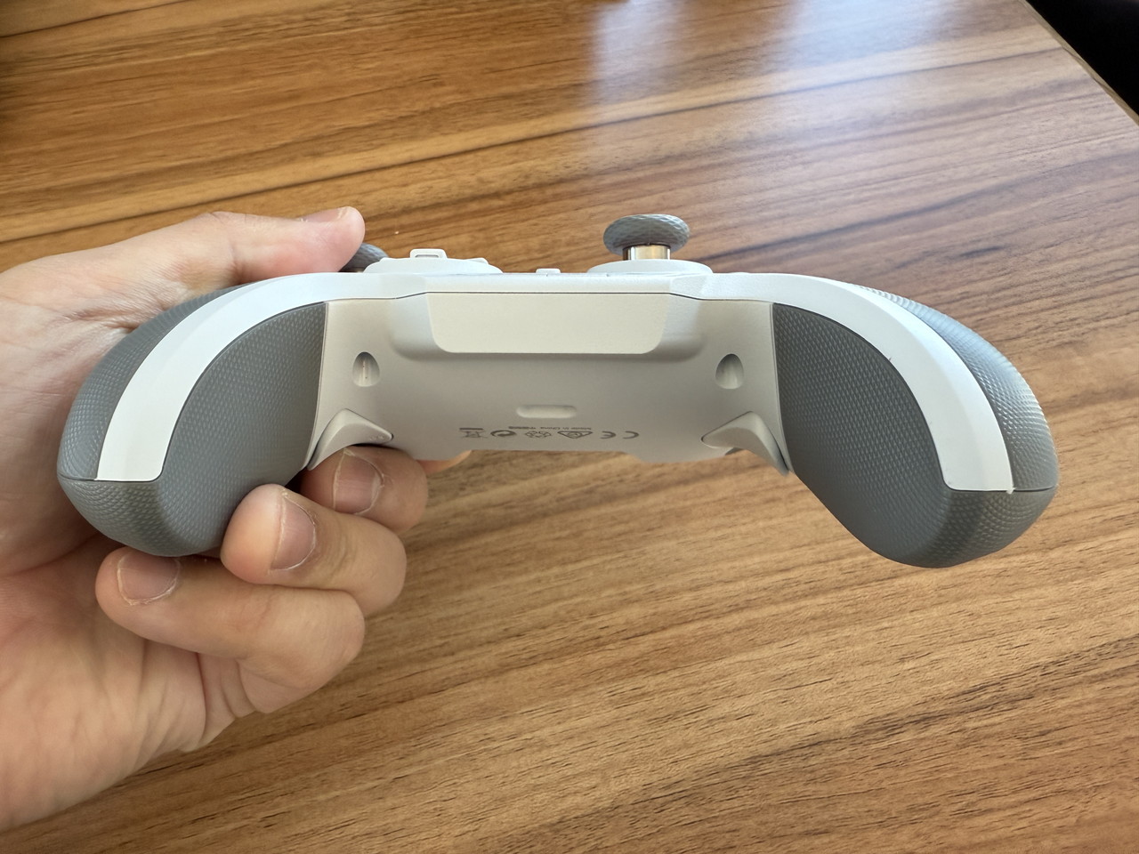 コントローラー本体(TMR版)を手に持つ様子-手前側