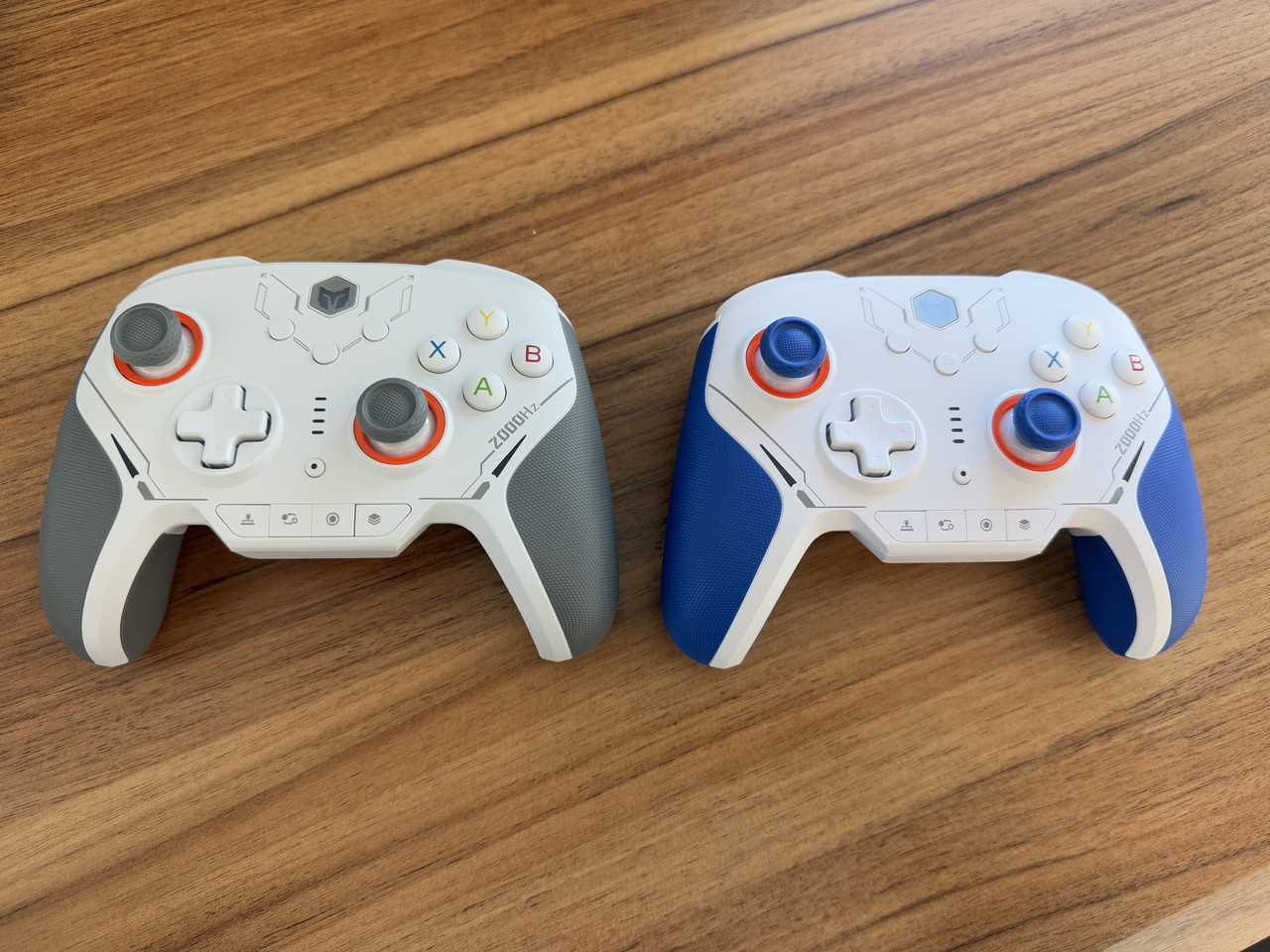 通常版(ブルー)とTMR版(グレー)を並べた様子-横並び