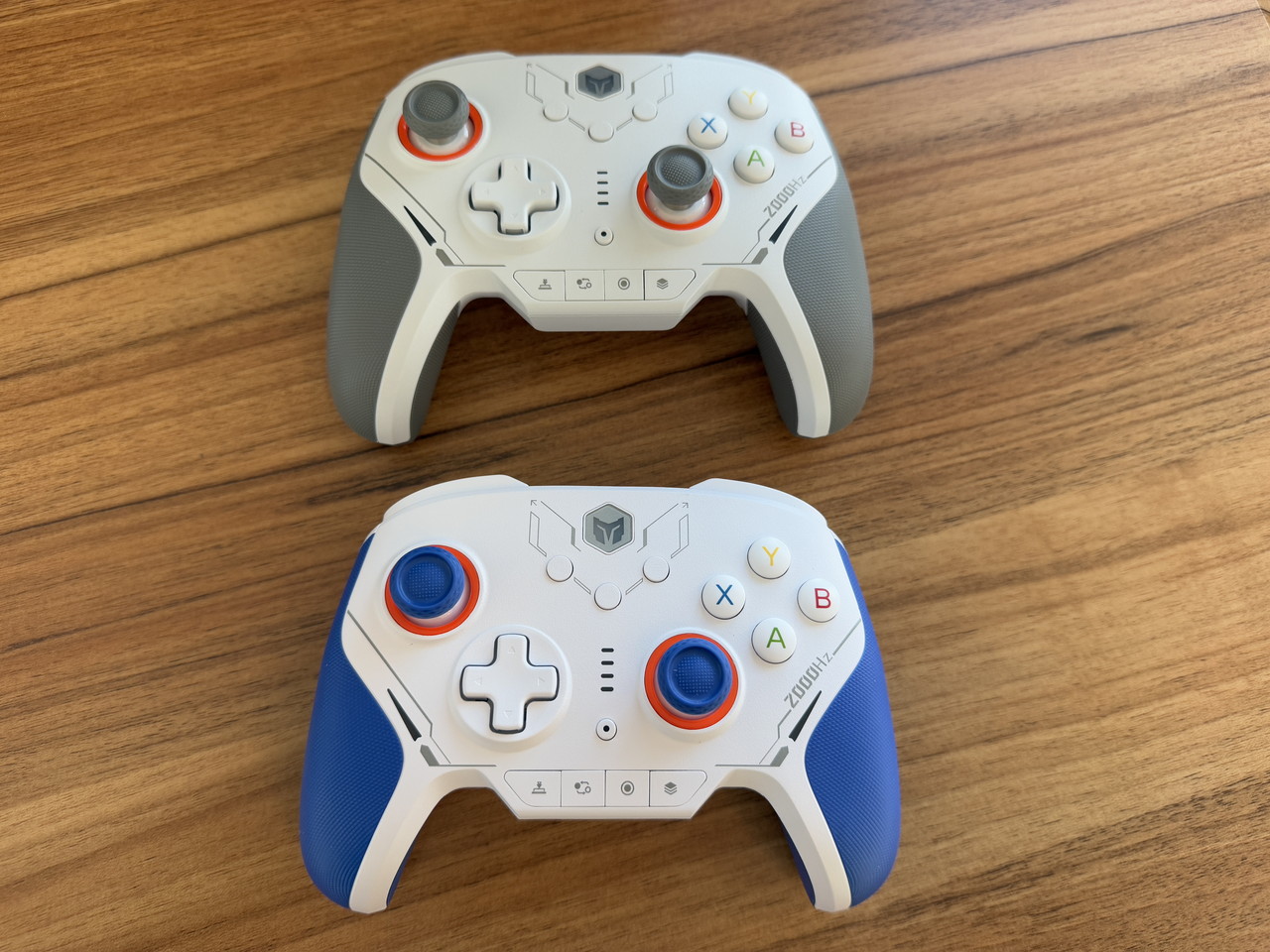 通常版(ブルー)とTMR版(グレー)を並べた様子-縦並び