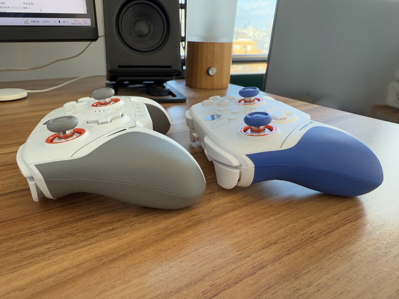 通常版(ブルー)とTMR版(グレー)を並べた様子-側面視点