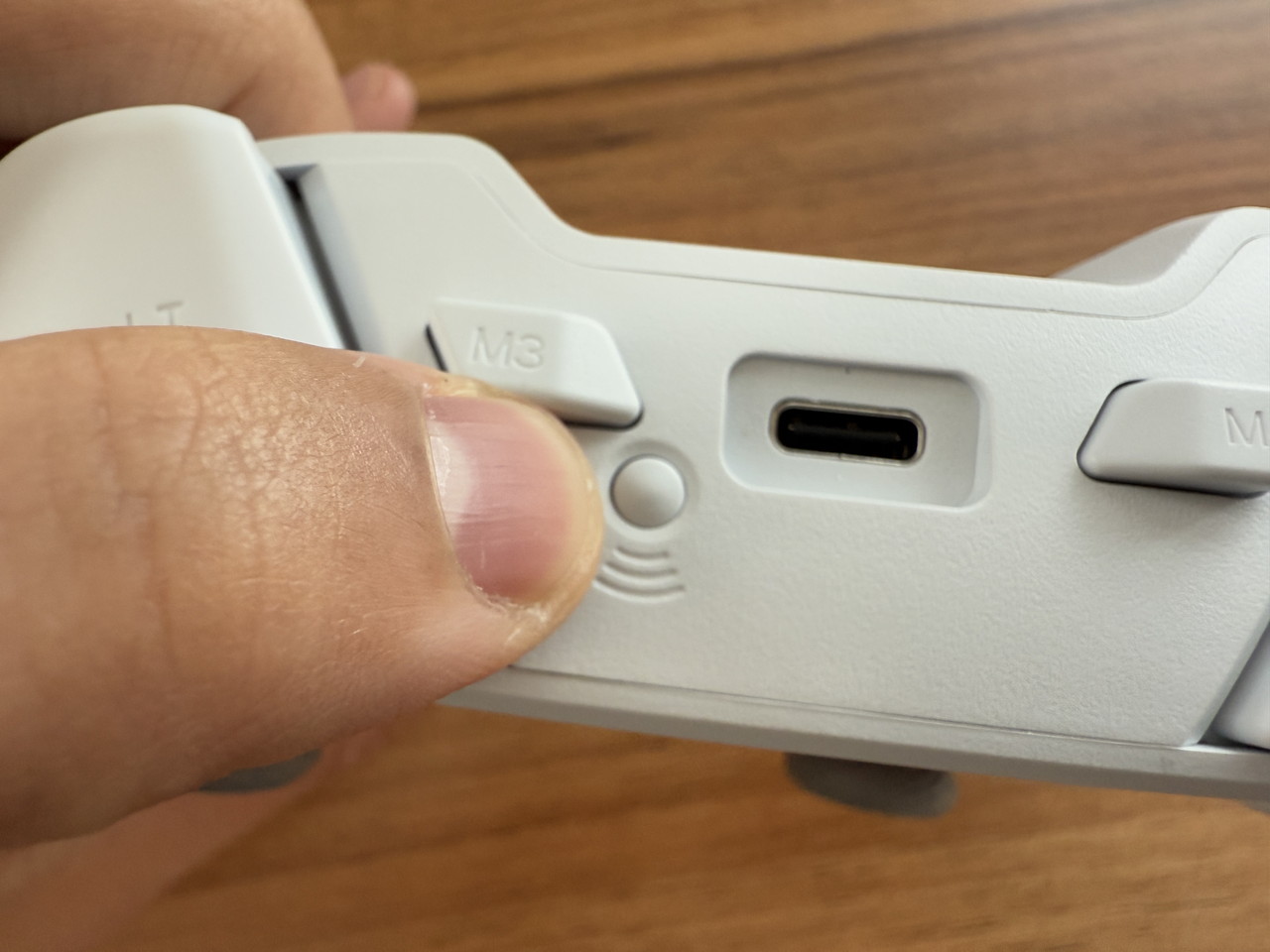 ペアリングボタンを押す様子