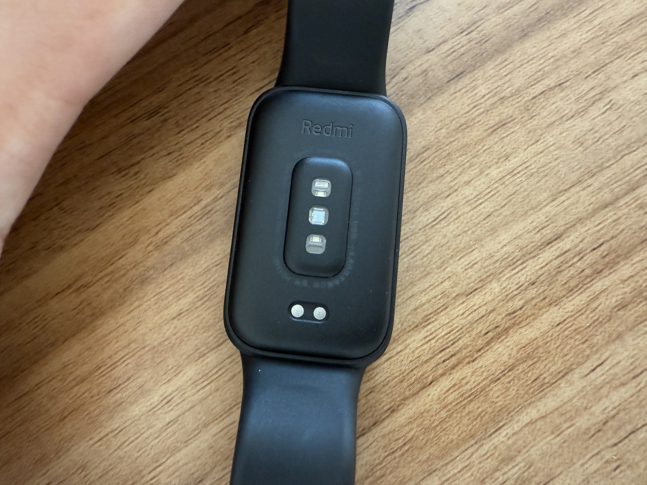 Xiaomi Redmi Band 3裏面の生体情報読み取りポート