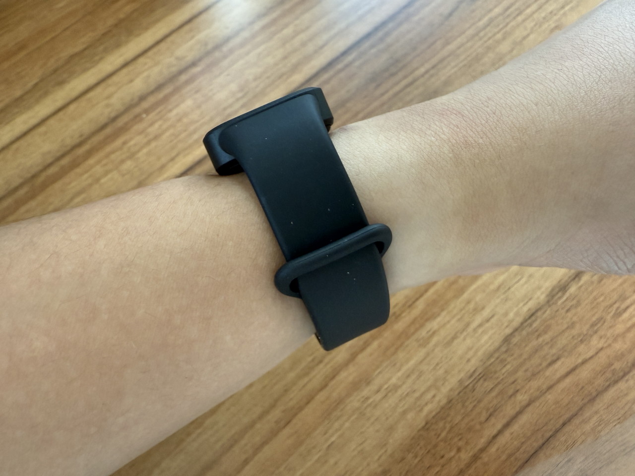 Xiaomi Redmi Band 3を装着した様子-側面