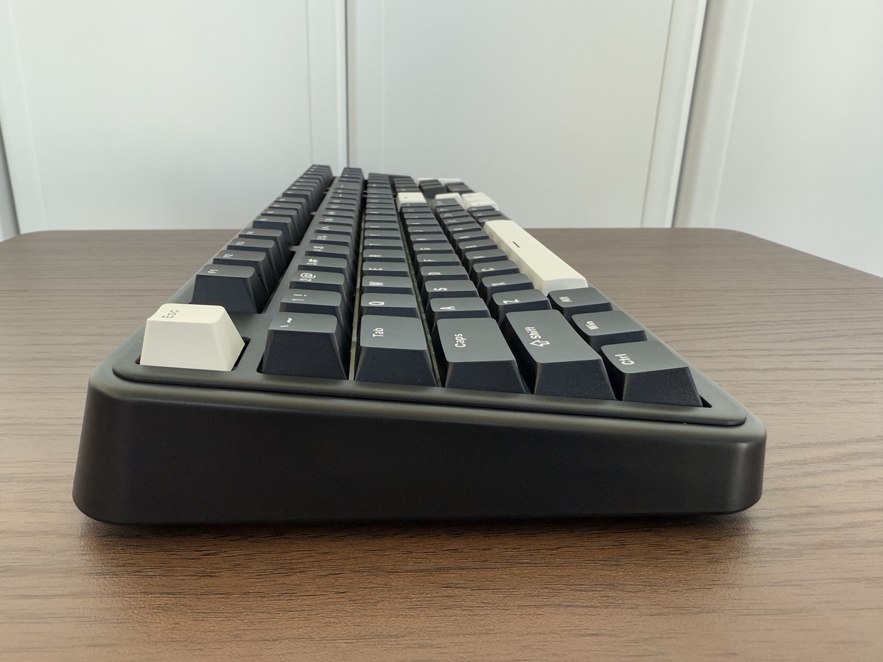 キーボード本体の外観-左側面