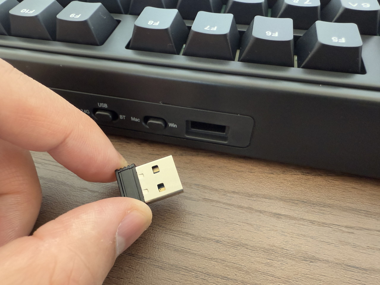 USBドングルを取り外す様子