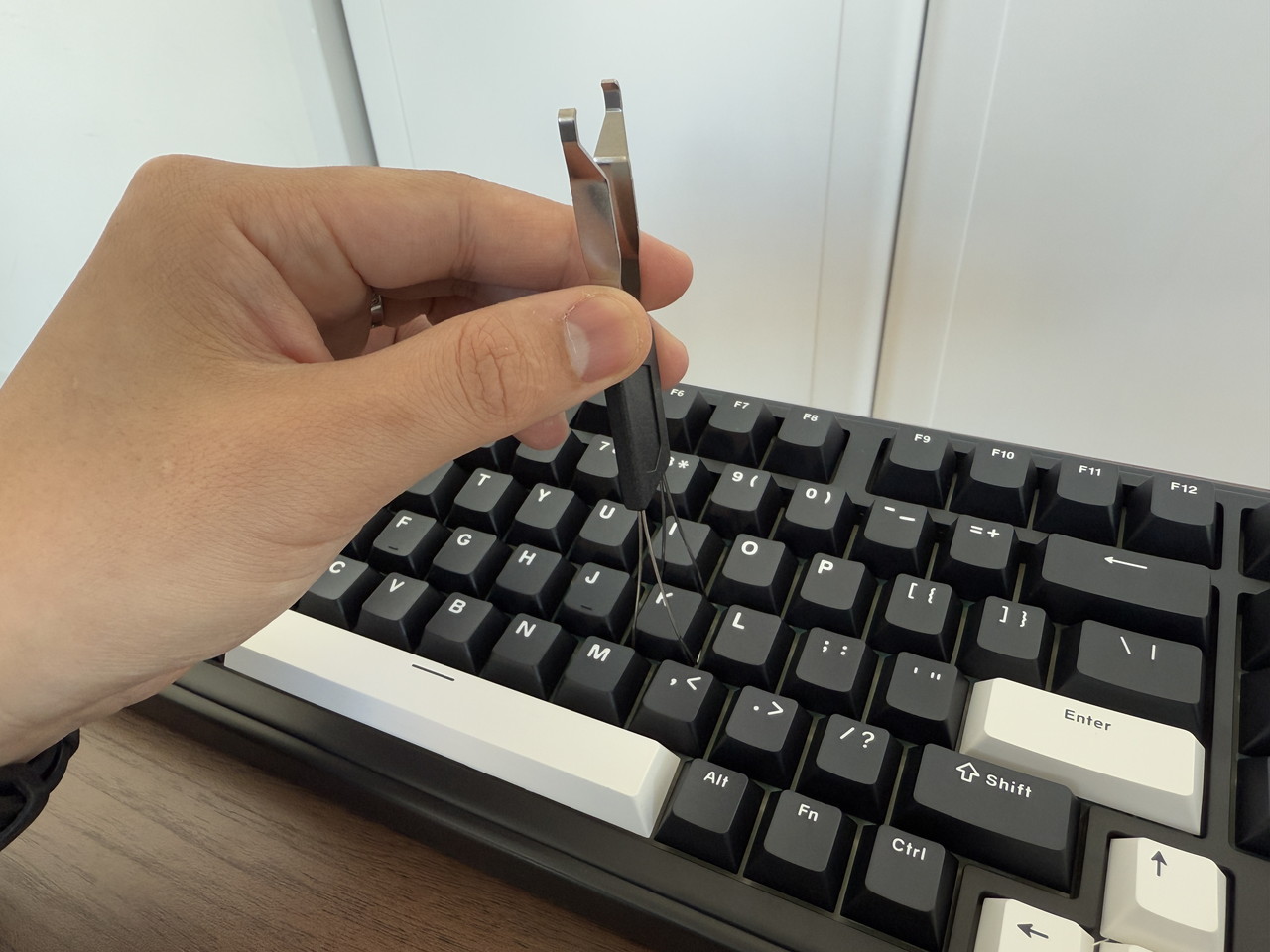 プーラーでキーを取り外す様子