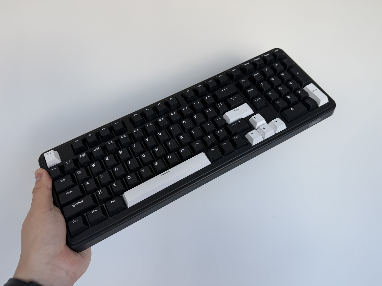 キーボードを手に持つ様子-上部