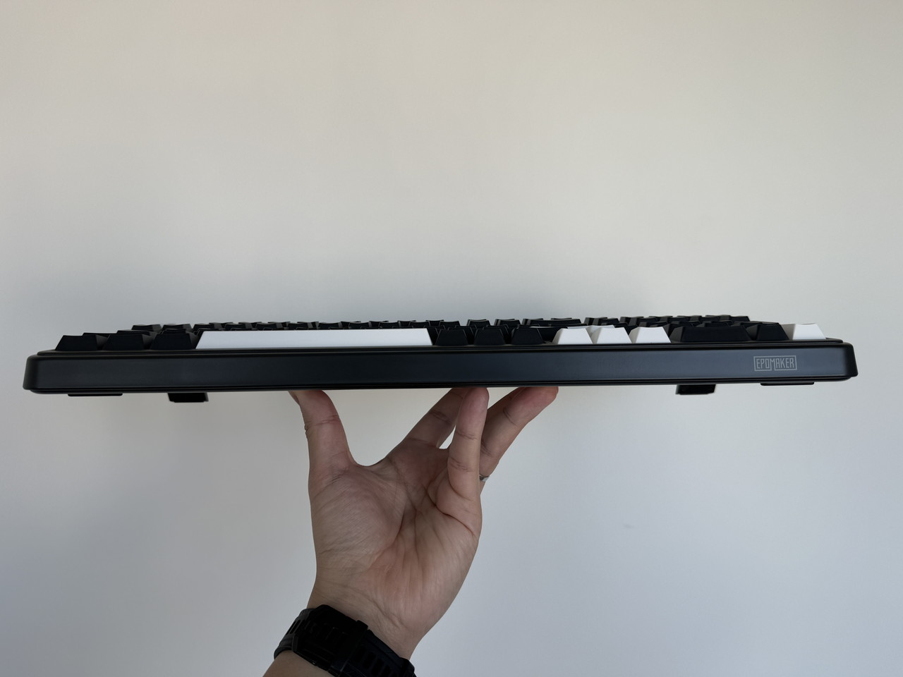 キーボードを手に持つ様子-厚み確認