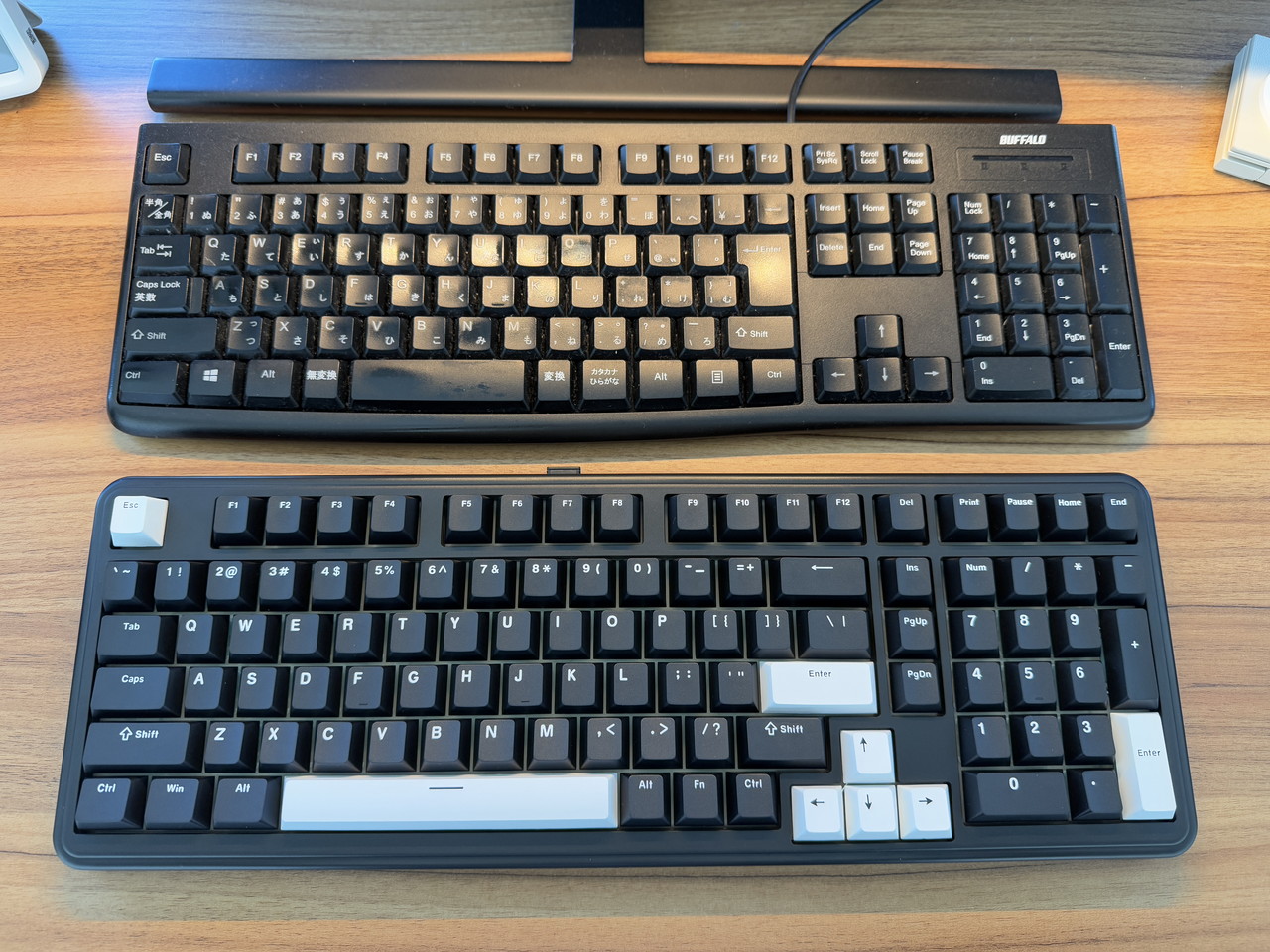 一般的なキーボード(上)とEpomaker TH99(下)を並べた様子