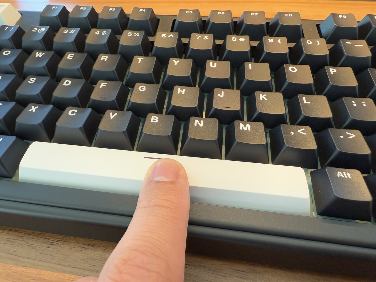 スペースバーを押す様子