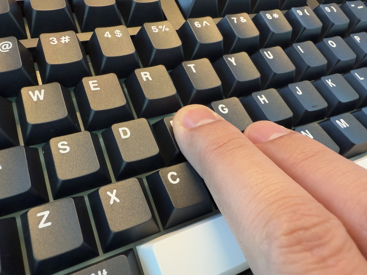 キーに触れる様子