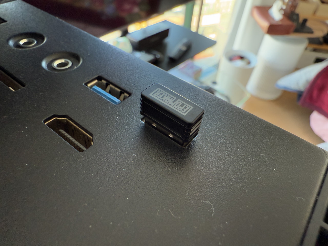 USBドングルを接続先デバイスのUSB-Aポートに接続した様子