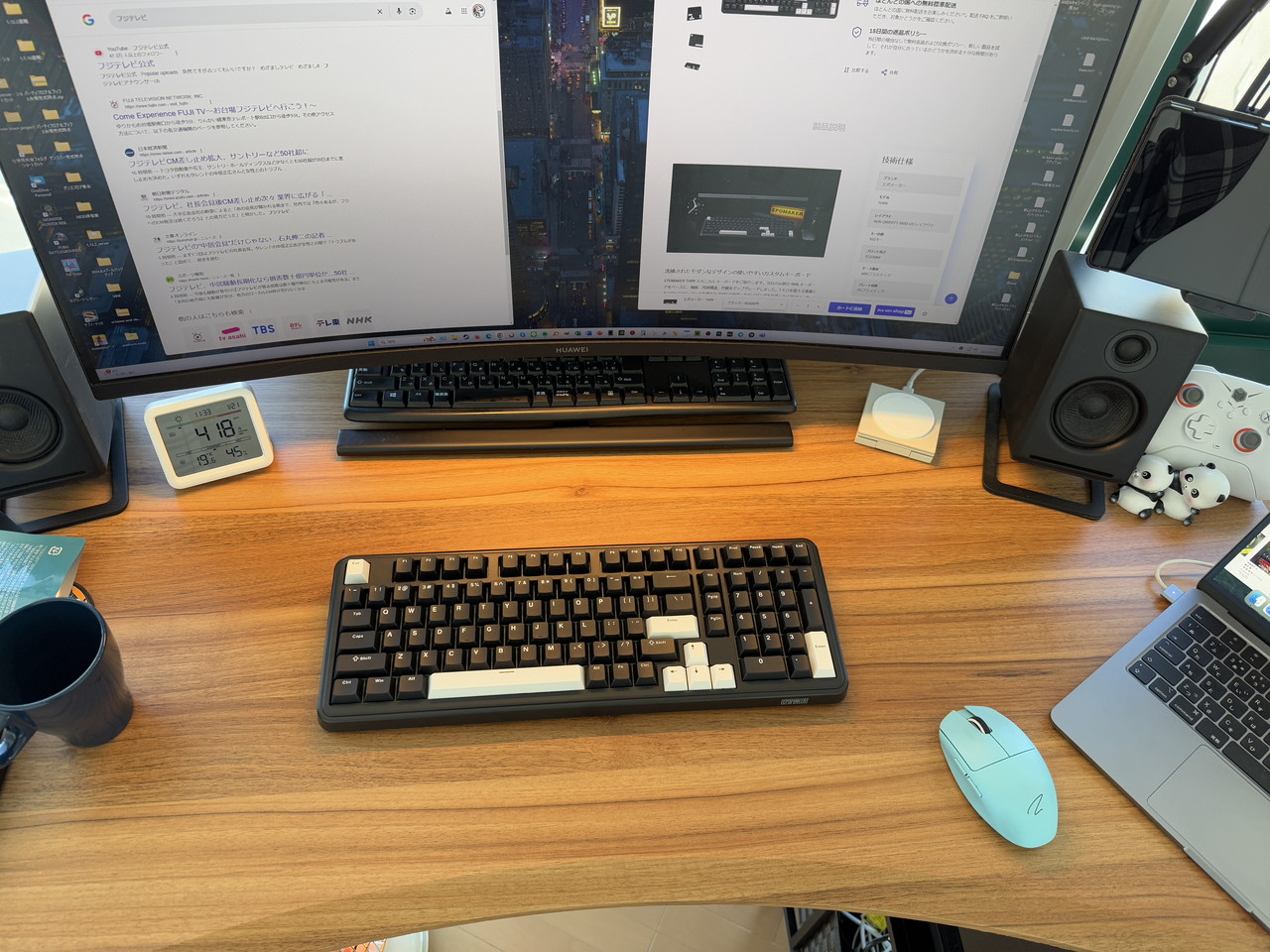 ワイヤレス接続中のキーボードを設置したデスクの様子