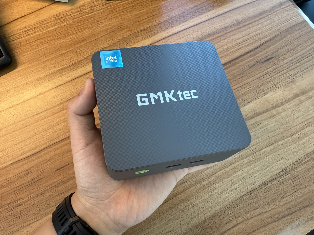GMKtec NucBox G3 Plusを手に持つ様子-上部