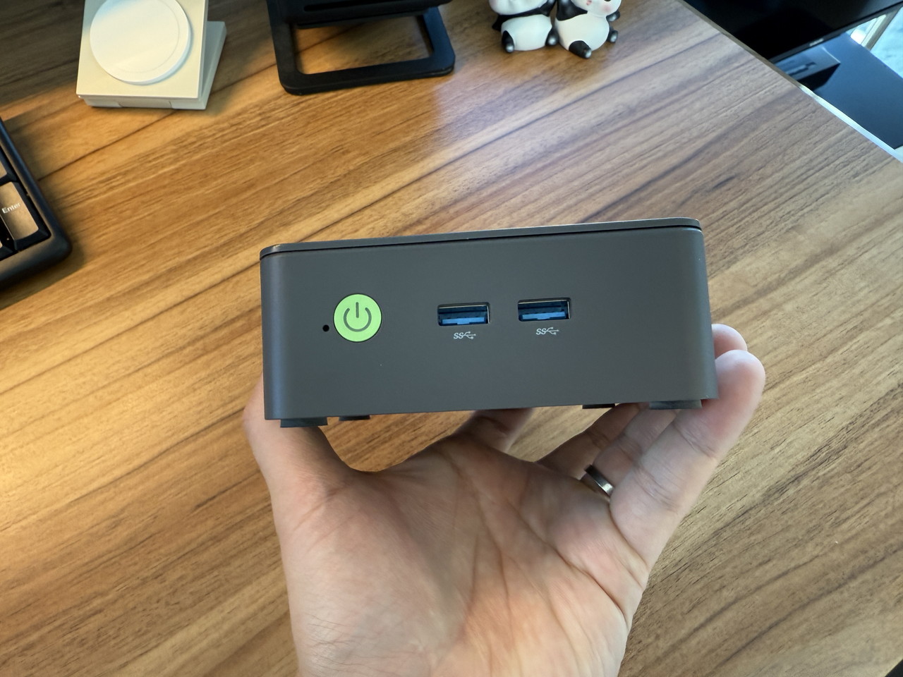 GMKtec NucBox G3 Plusを手に持つ様子-前面