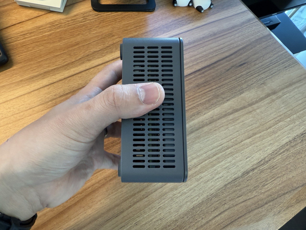 GMKtec NucBox G3 Plusを手に持つ様子-側面