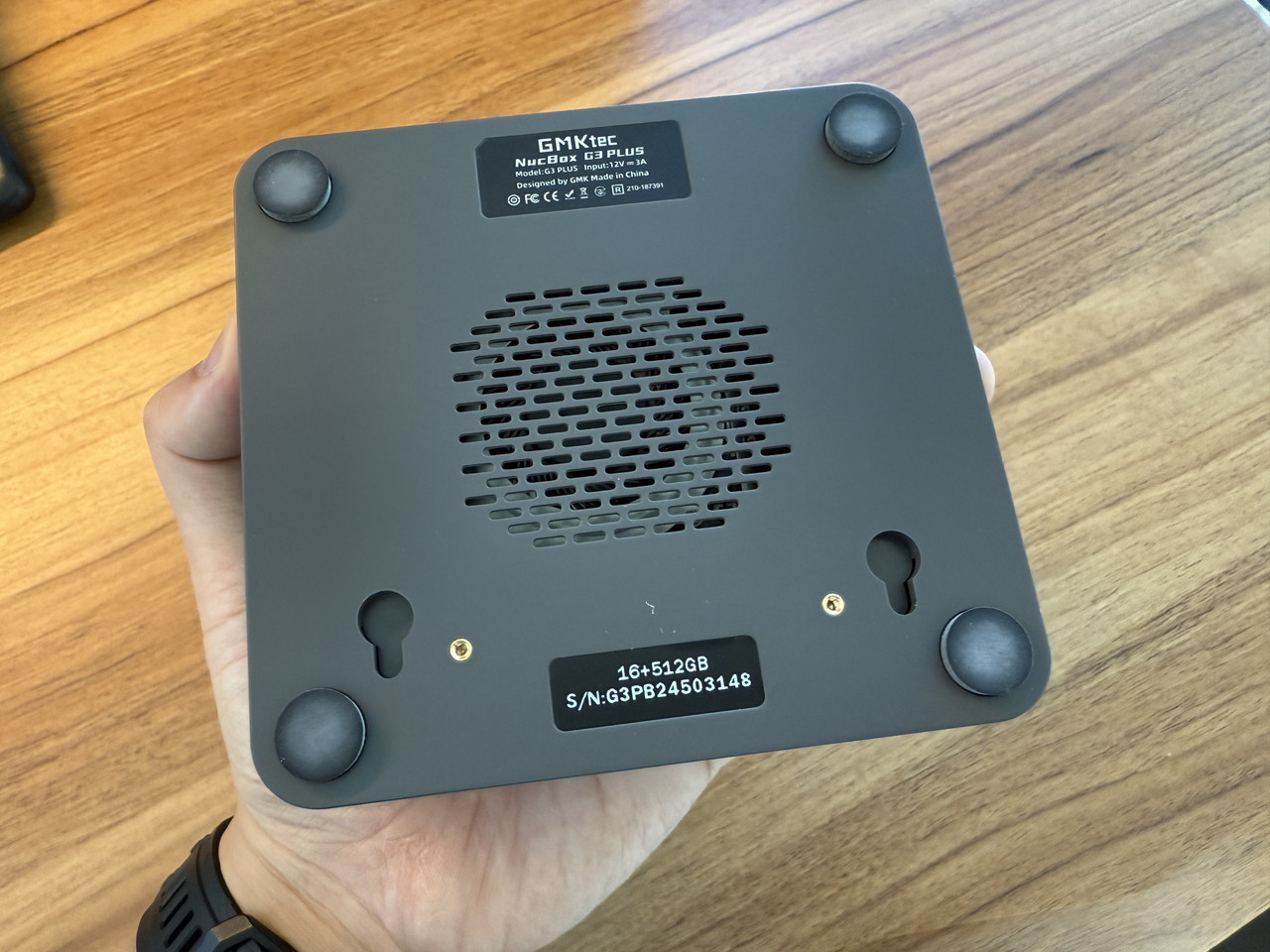 GMKtec NucBox G3 Plusを手に持つ様子-底面