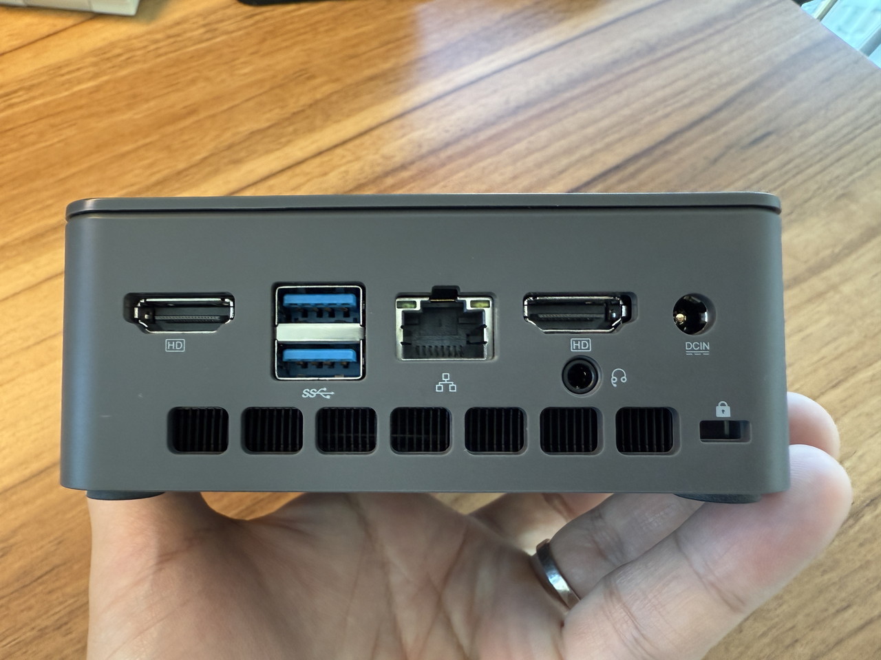 本体背面インターフェース