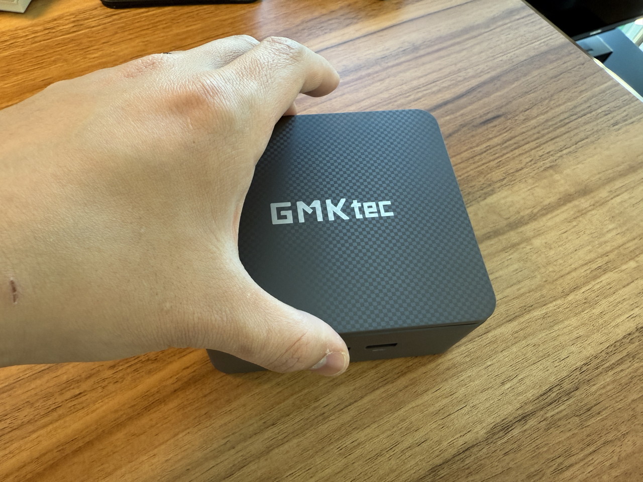 PC上部の天板を取り外す様子