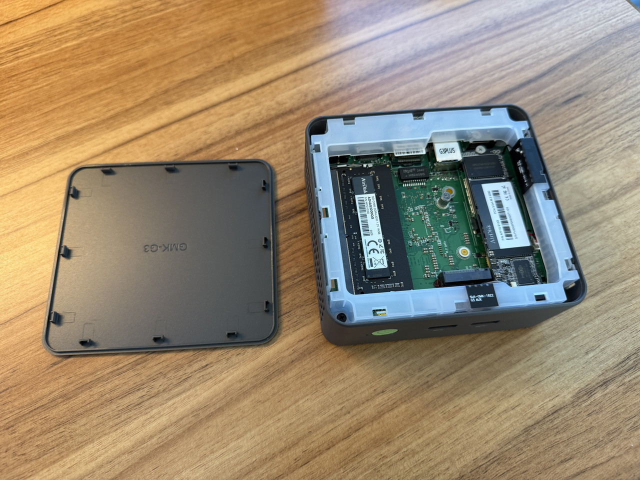 PC上部の天板を取り外した様子