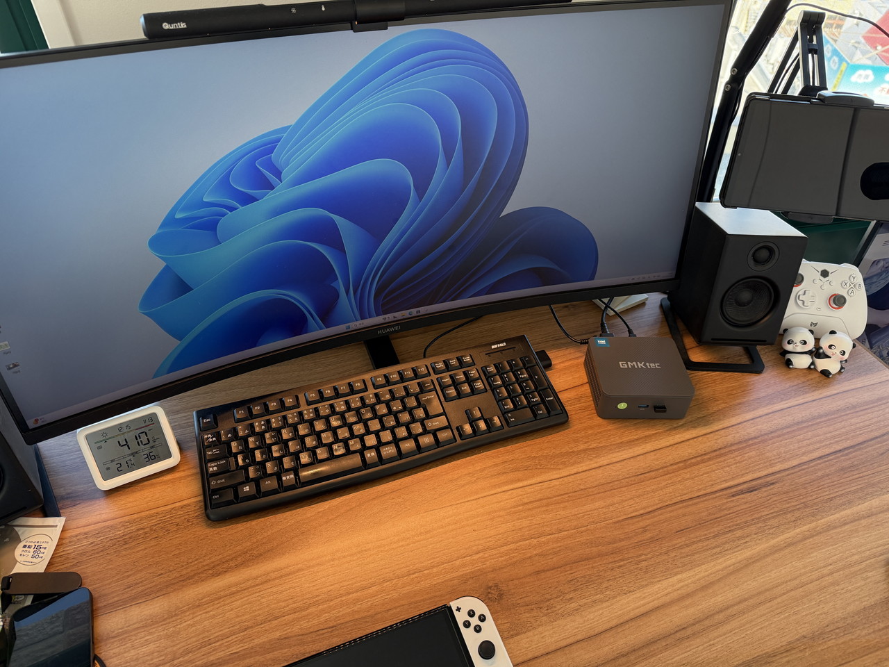 デスク上にPCを設置した様子