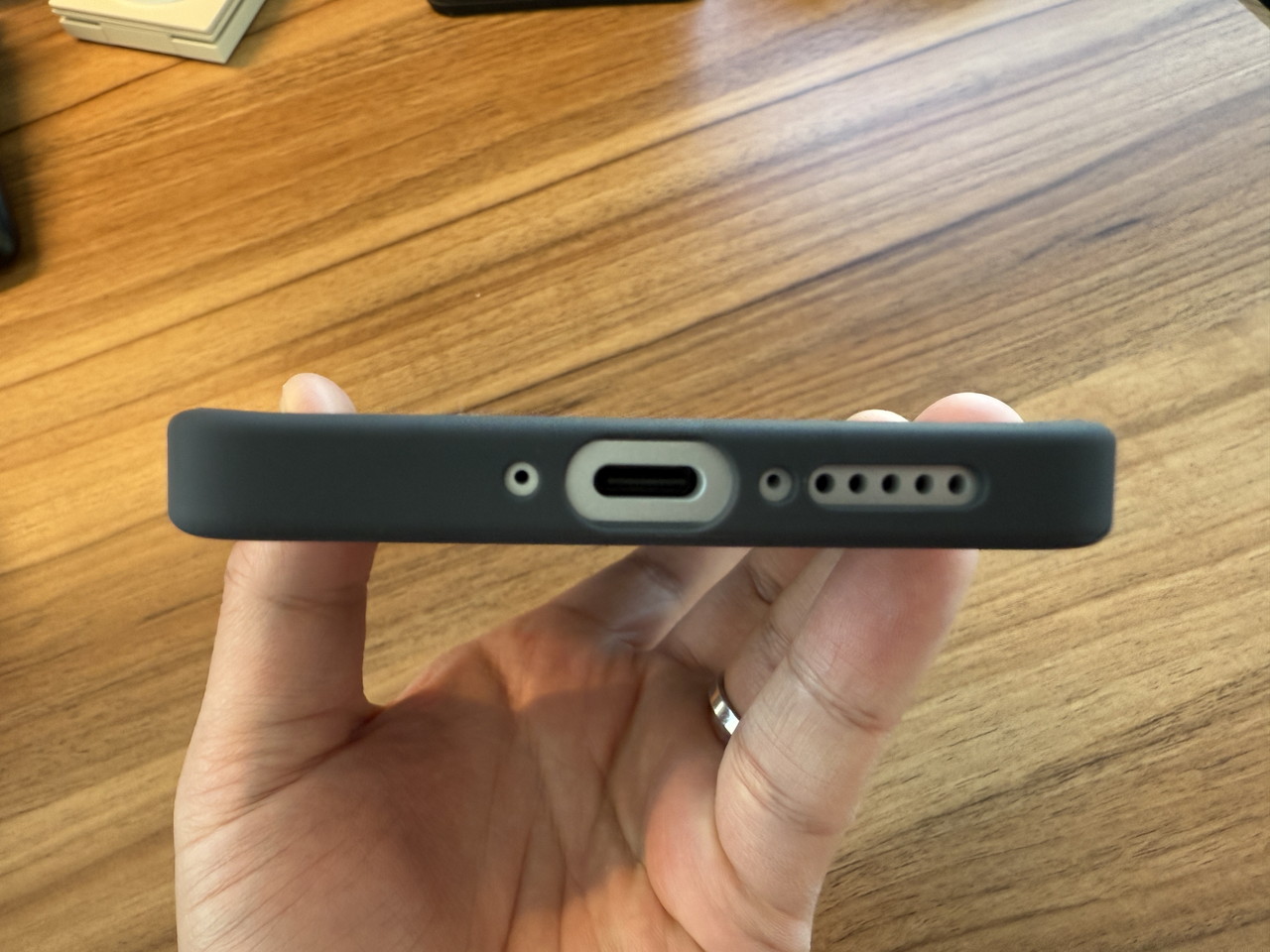 スマホケースを装着した様子-下部