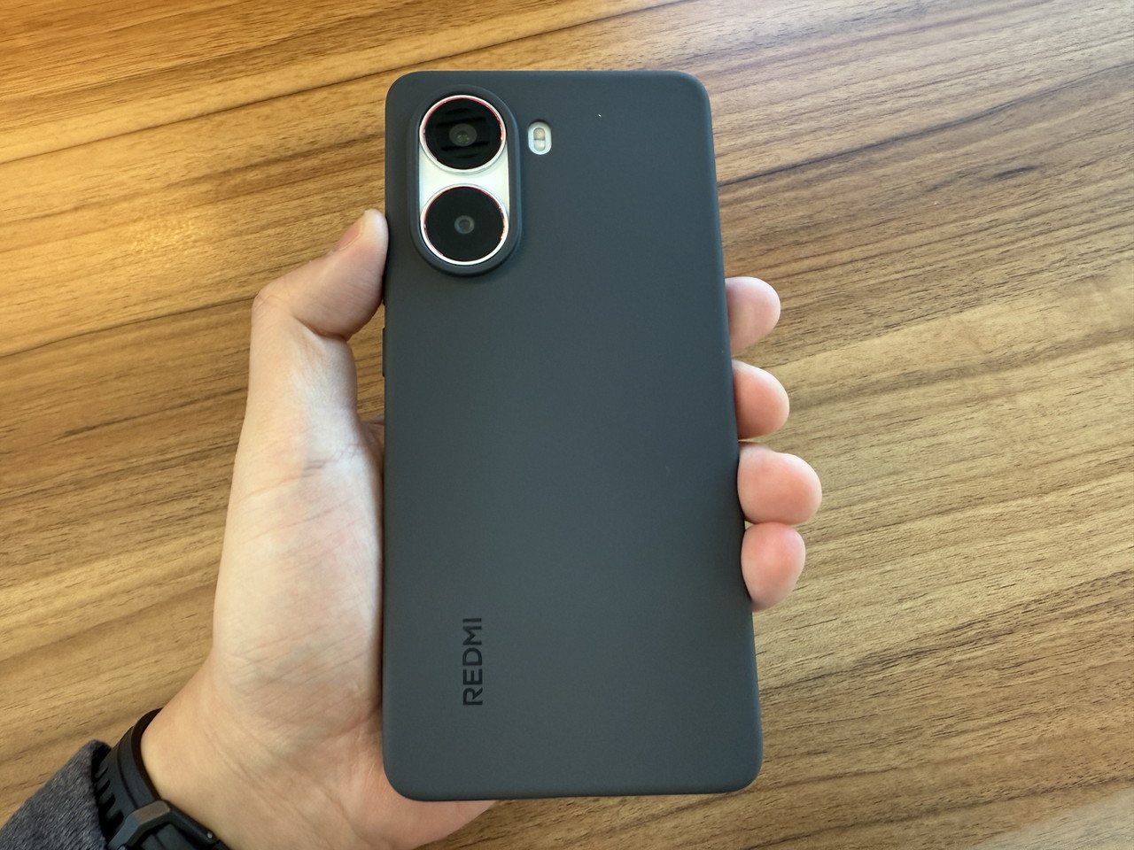 スマホケースを装着した様子-背面