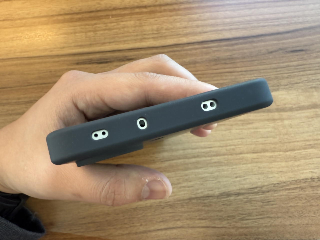 スマホケースを装着した様子-上部