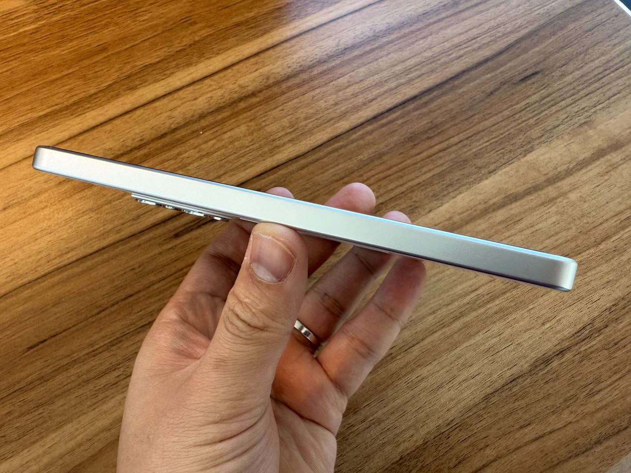 スマホ左側面の様子