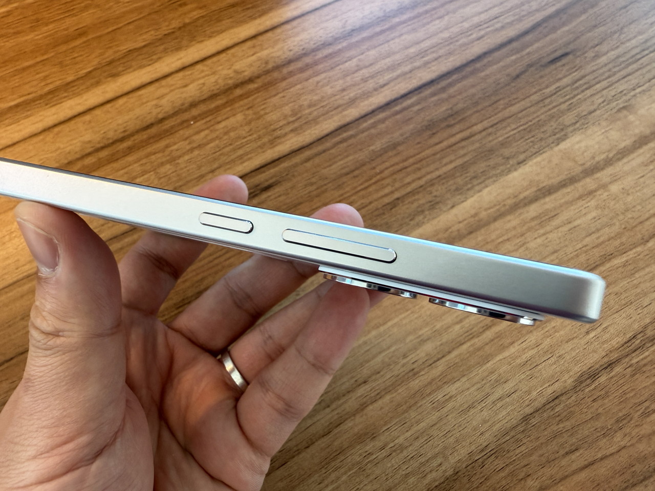 スマホ右側面の様子