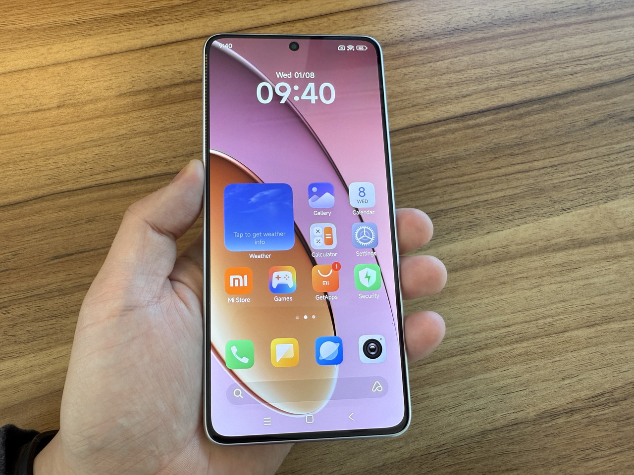 起動したスマホを手に持つ様子