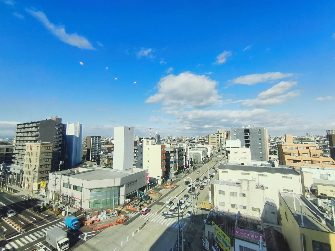 リアカメラで屋外を撮影した写真-広角